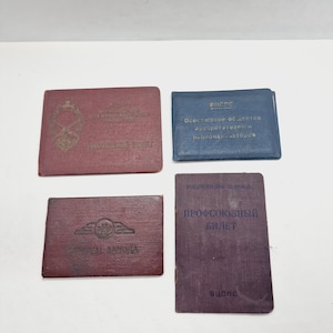 Ensemble vintage soviétique de 4 documents délivrés en URSS en 1957, 1962, 1966 et dans les années 1970