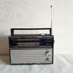 Lettisches Vintage Radio VEF 202Made in der UdSSR in den 1980er Jahren.