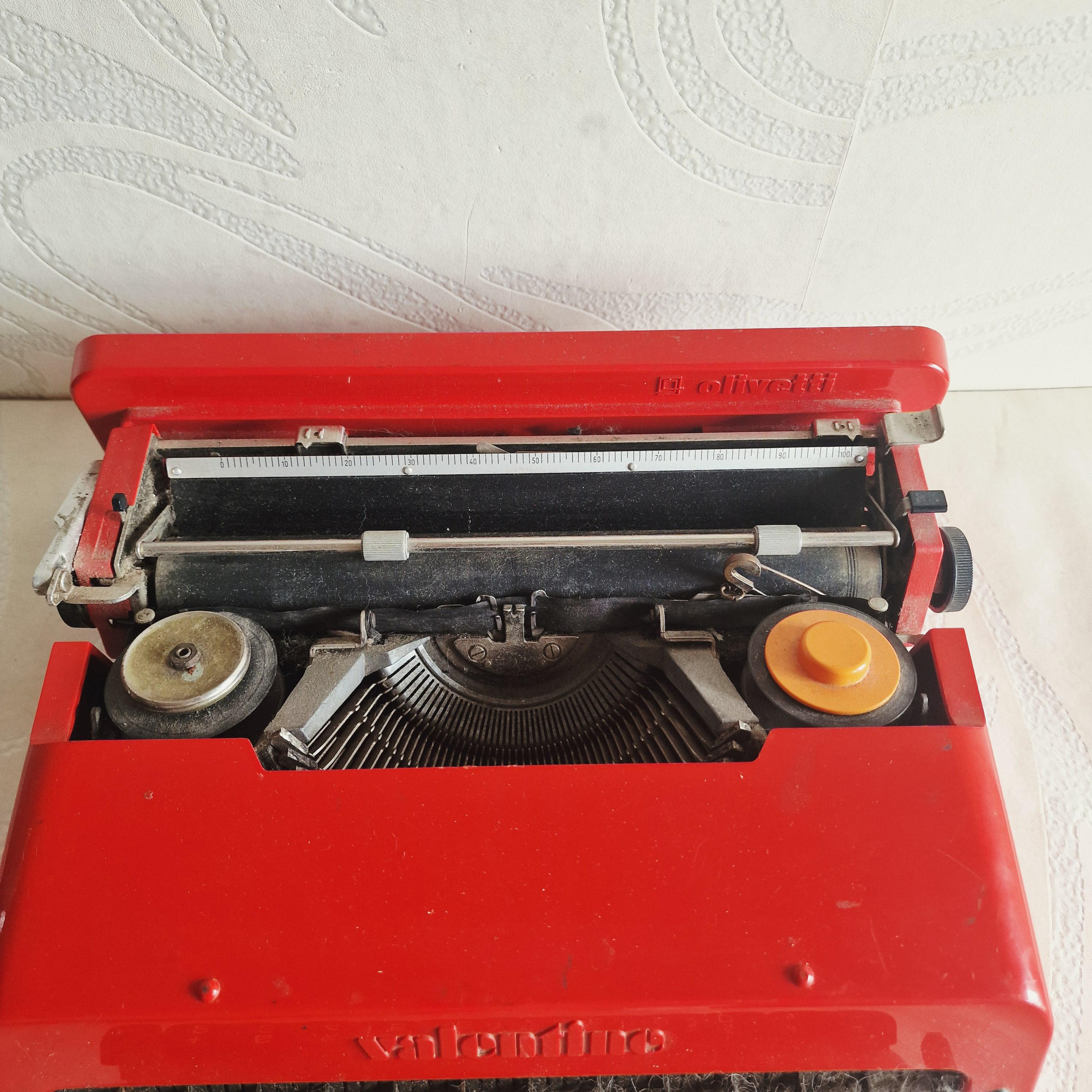1969年製オリベッティ・バレンタイン手動式ポータブルタイプライター