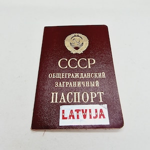 Sovjet-vintage algemeen burgerlijk buitenlands paspoort afgegeven in de USSR in 1991