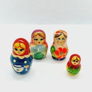 Russische vintage matroesjka - Set van 4 Vintage Russische houten handgeschilderde poppen Matroesjka&#39;s gemaakt in de USSR in de jaren zeventig