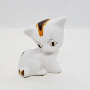 Vintage UK cat figurine - British Vintage Porcelain Cat Figurine from 1980s.