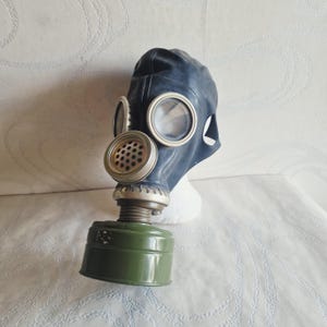 Vintage Sovjet-gasmasker maat 2 met een originele tas gemaakt in de USSR in de jaren 80