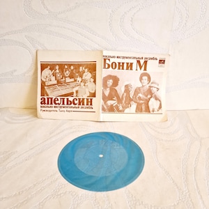 Könnte beinhalten: Eine Vintage-Schallplatte mit einem blauen Label. Die Schallplatte trägt den Titel "Apelsin" und zeigt ein Vokal-Instrumental-Ensemble. Das Cover zeigt eine Gruppe von Musikern in einem Aufnahmestudio.