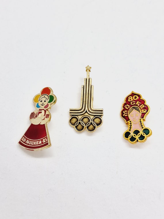 PIN'S JEUX OLYMPIQUES HANDBALL RUSSE CCCP MOSCOU 1980 EN METAL