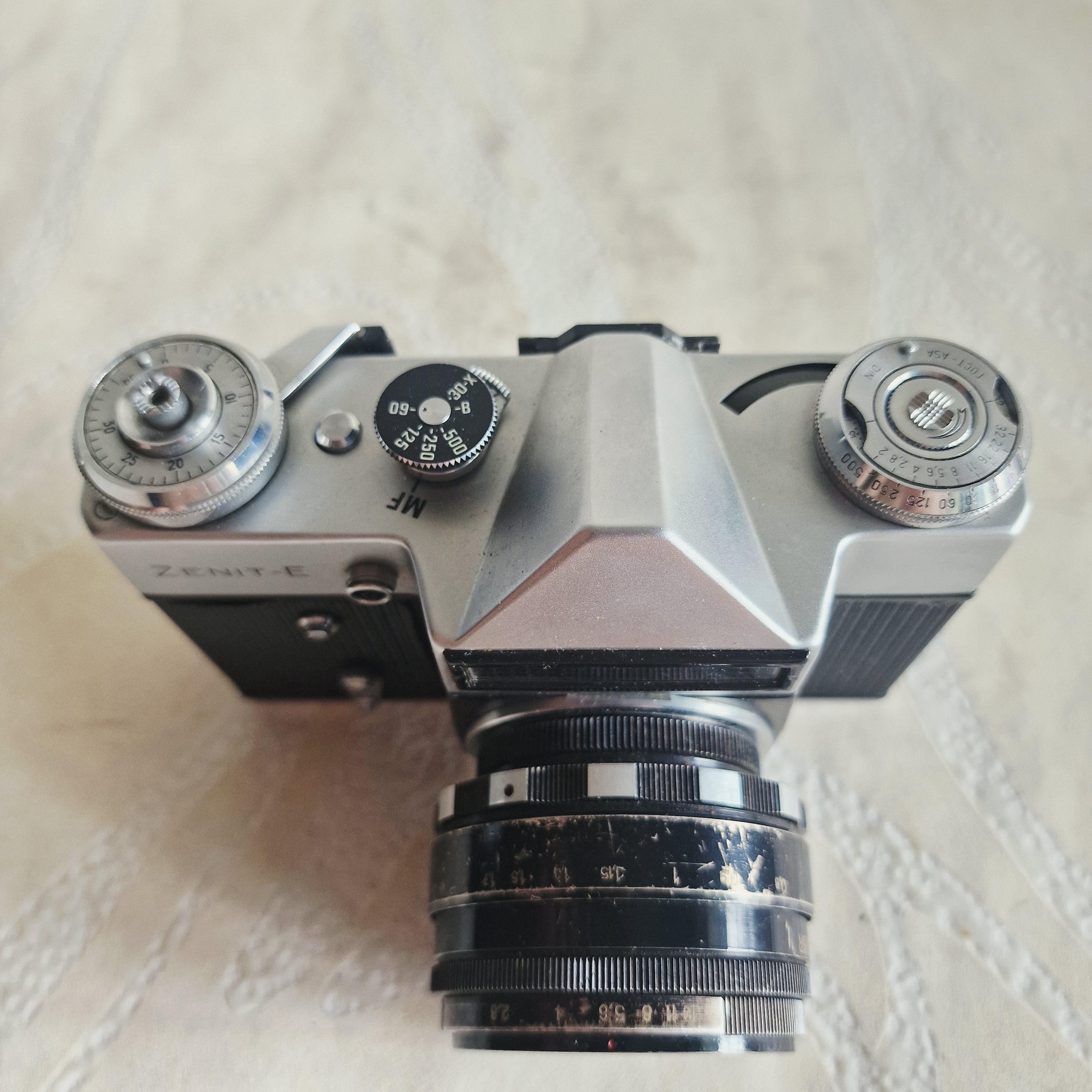 ソ連製１９７０年代のカメラ ソ連製ビンテージ Zenit 35mm フォトカメラ、オリジナルレザーケース