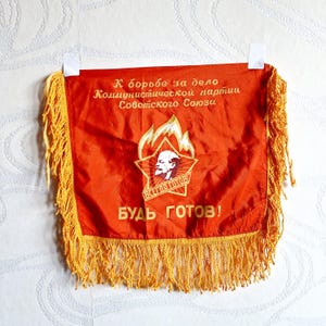 Bannière rouge du communisme URSS drapeau 3d sur fond bleu avec