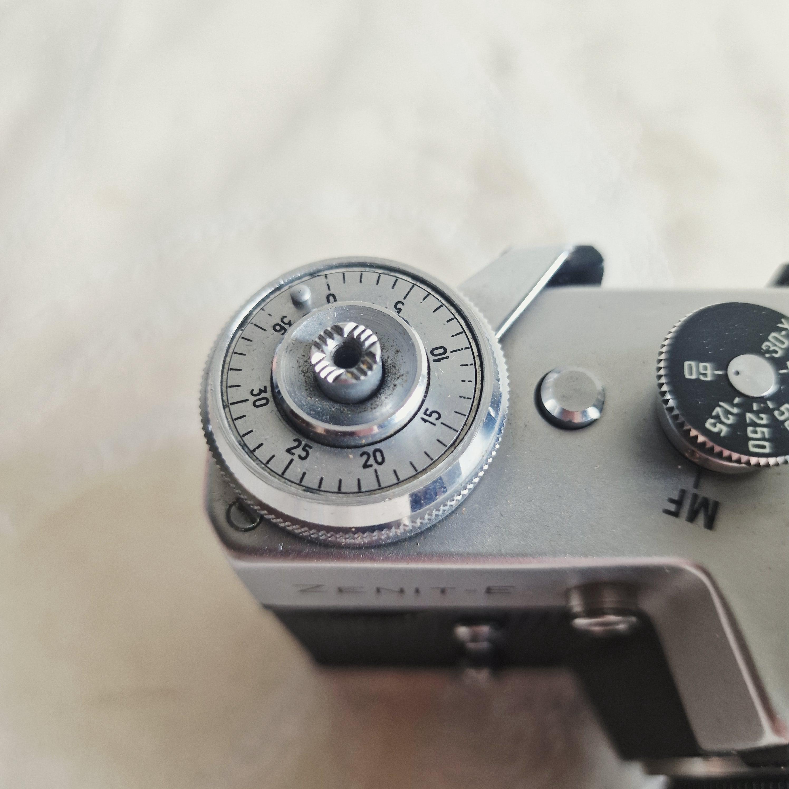 ソ連製１９７０年代のカメラ ソ連製ビンテージ Zenit 35mm フォトカメラ、オリジナルレザーケース