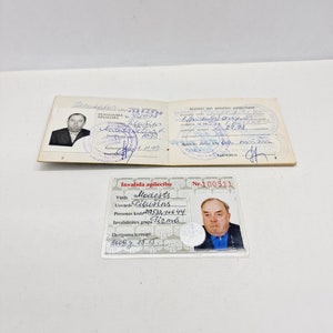 Certificat de pension et certificat d'invalidité lettons d'époque délivrés en Lettonie dans les années 1990