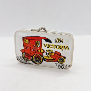 Cartera de cuero letona vintage "Retro Cars" hecha de cuero con herramientas en la década de 1980