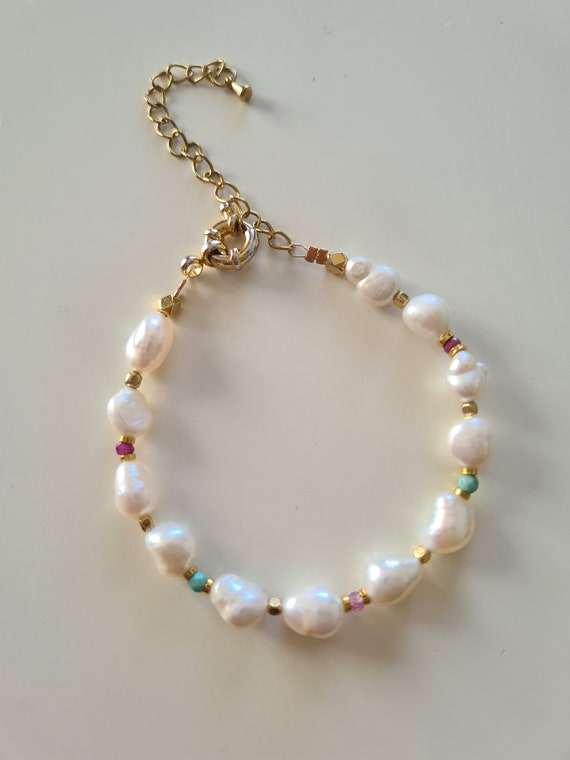 Bracelet made of natural pearls and gemstones