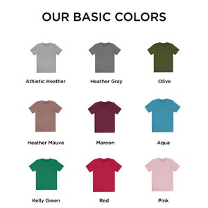 Op de afbeelding: Negen verschillende t-shirts in verschillende kleuren, weergegeven op een witte achtergrond. De kleuren zijn: Athletic Heather, Heather Grey, Olive, Heather Mauve, Maroon, Aqua, Kelly Green, Red en Pink.