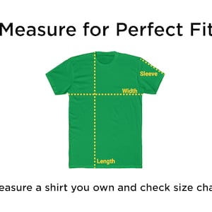 Op de afbeelding: Diagram dat laat zien hoe je een shirt moet meten voor een perfecte pasvorm. Het diagram toont een groen shirt met gele lijnen die de lengte, breedte en mouwlengte aangeven.