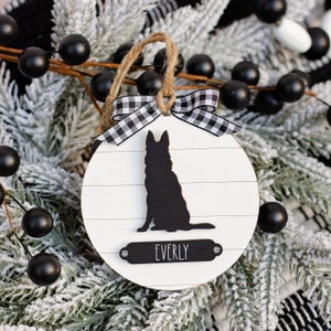 Adorno de Navidad de la granja del pastor alemán sentado / Regalo para el dueño del perro / Adorno de Navidad del perro / Decoración moderna de la granja / Regalo GSD /