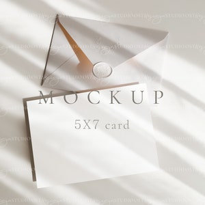 Mockup di carta 5x7 Mockup di biglietto di auguri minimalista Mockup di invito a nozze Mockup di cancelleria per matrimoni Mockup di invito con data salvata