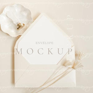 Envelopmodel Mockup voor uitnodigingen en enveloppen Mockup voor envelopvoering Mockup voor bruiloftsbriefpapier Elegance mockup Minimalistisch kaartmodel