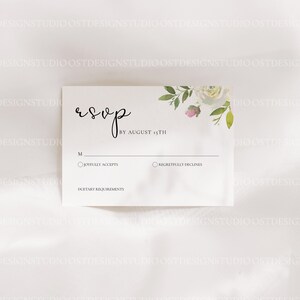 Op de afbeelding: RSVP-kaart met een bloemmotief in wit, groen en roze tinten. De kaart heeft een sectie voor gasten om aan te geven of ze de gelegenheid zullen bijwonen en een ruimte voor dieetwensen. De tekst op de kaart luidt "RSVP v&oacute;&oacute;r 15 augustus".