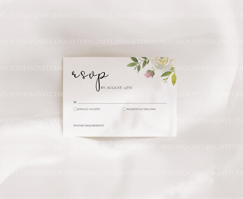 Op de afbeelding: RSVP-kaart met een bloemmotief in wit, groen en roze tinten. De kaart heeft een sectie voor gasten om aan te geven of ze de gelegenheid zullen bijwonen en een ruimte voor dieetwensen. De tekst op de kaart luidt "RSVP v&oacute;&oacute;r 15 augustus".