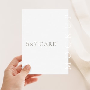 Mockup di scheda 5 x 7 Mockup di invito a nozze per biglietto portatile Mockup di biglietto d’auguri Mockup di invito per matrimoni Mockup di cancelleria per matrimoni Mockup minimalista