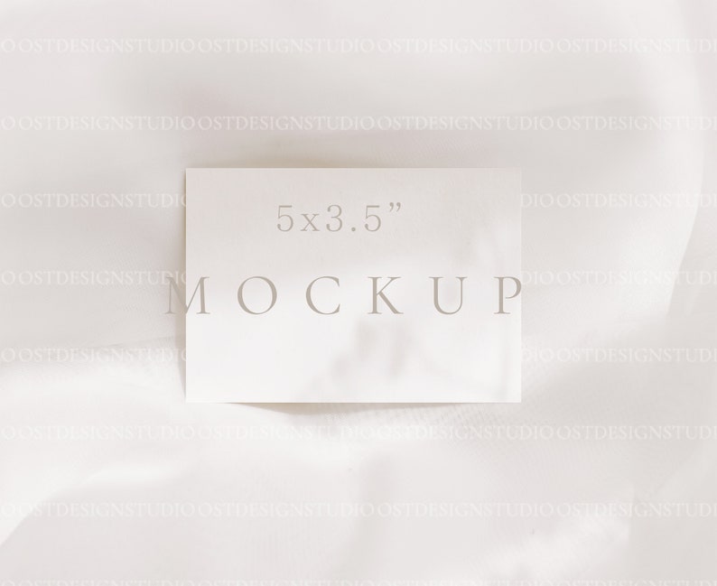 Op de afbeelding: Witte kaart mockup met de tekst "5x3.5" en "MOCKUP" op een witte stoffen achtergrond.