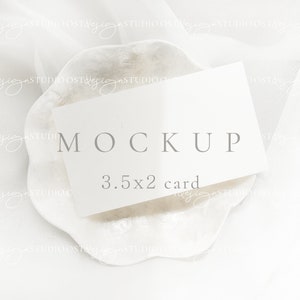 Mockup voor plaatskaarten Mockup voor visitekaartjes Mockup voor 3,5x2"-kaarten Mockup voor tafelkaarten Minimalistisch mockup voor witte kaarten Mockup voor visitekaartjes