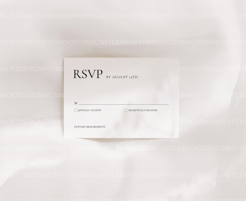 Op de afbeelding: Een witte RSVP-kaart met zwarte tekst. De kaart heeft twee keuzerondjes voor gasten om "Met plezier accepteert" of "Helaas afwijzen" te selecteren. De kaart bevat ook een ruimte voor dieetwensen.