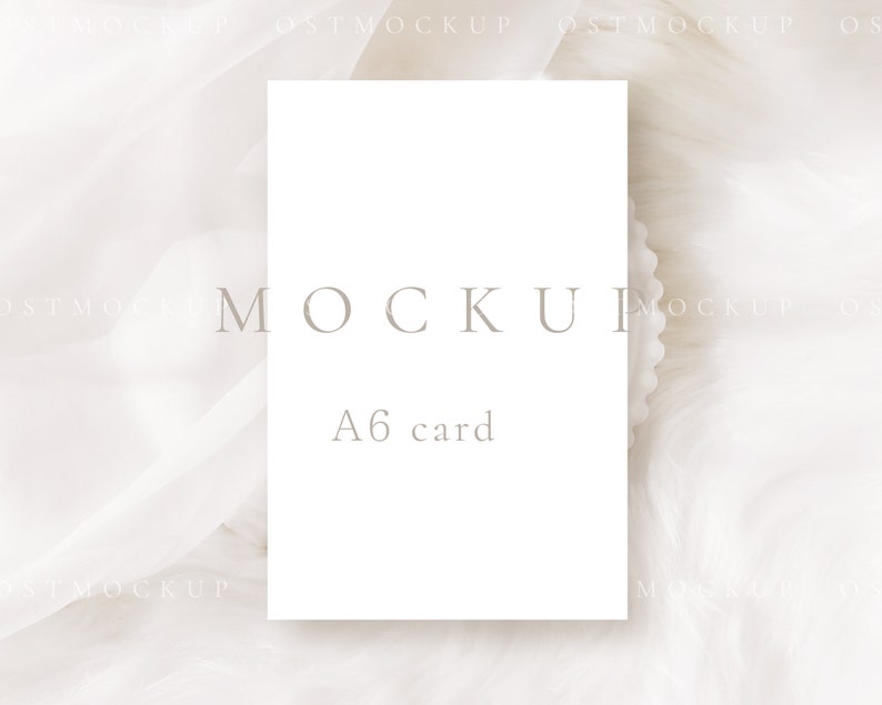 Pode incluir: Uma maquete de cart&atilde;o branco A6 em um fundo branco texturizado. O cart&atilde;o est&aacute; em branco e tem a palavra "MOCKUP" e "A6 card" impressas nele em uma fonte cinza claro.