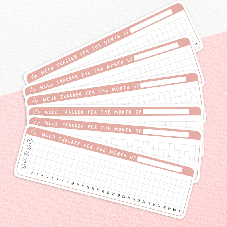 Puede incluir: Seis rastreadores de estado de &aacute;nimo rosa y blanco con el texto "MOOD TRACKER FOR THE MONTH OF" y una cuadr&iacute;cula de cuadrados para cada d&iacute;a del mes. El rastreador inferior tiene una columna de cinco emojis que representan diferentes estados de &aacute;nimo.