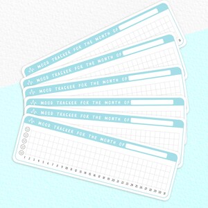 Puede incluir: Seis rastreadores de estado de &aacute;nimo azul claro con una cuadr&iacute;cula blanca y una l&iacute;nea blanca en la parte superior. Los rastreadores est&aacute;n etiquetados como "MOOD TRACKER FOR THE MONTH OF" y tienen un espacio para escribir el mes. El rastreador inferior tiene una fila de cinco caras sonrientes, que van de muy triste a muy feliz, y los n&uacute;meros del 1 al 30.