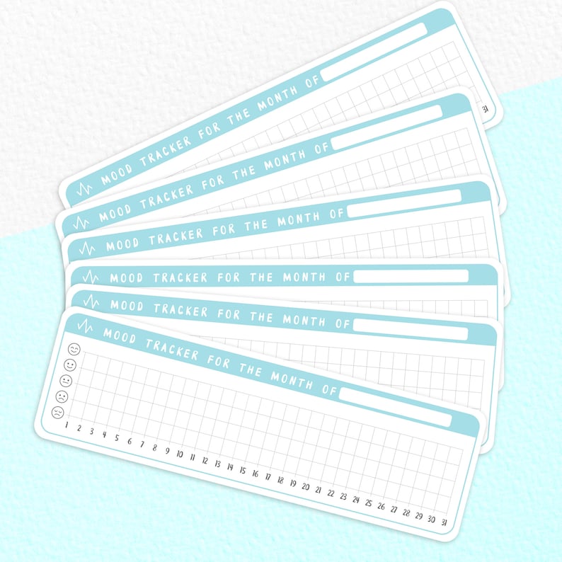 Puede incluir: Seis rastreadores de estado de &aacute;nimo azul claro con una cuadr&iacute;cula blanca y una l&iacute;nea blanca en la parte superior. Los rastreadores est&aacute;n etiquetados como "MOOD TRACKER FOR THE MONTH OF" y tienen un espacio para escribir el mes. El rastreador inferior tiene una fila de cinco caras sonrientes, que van de muy triste a muy feliz, y los n&uacute;meros del 1 al 30.