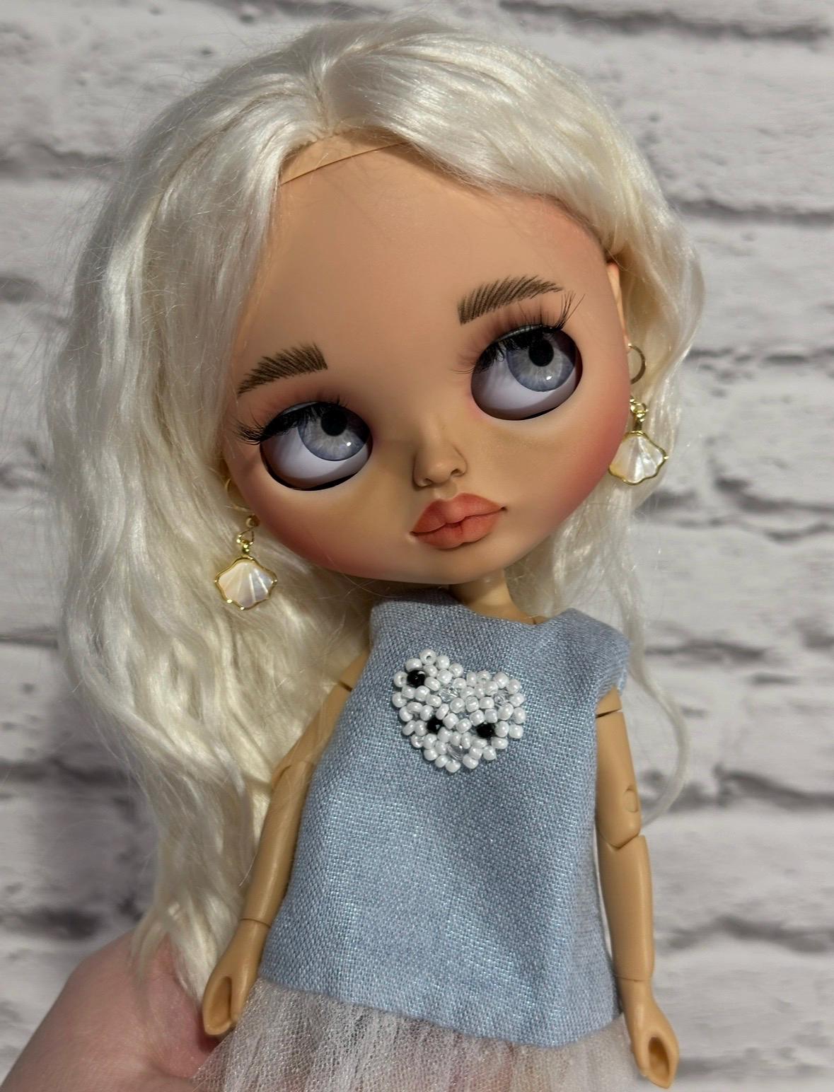 Blythe Doll Earrings with natural mother of pearl