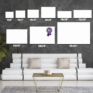 K&ouml;nnte beinhalten: Ein visueller Leitfaden f&uuml;r Leinwanddruckgr&ouml;&szlig;en, der verschiedene Gr&ouml;&szlig;en von 12x9 Zoll bis 48x32 Zoll zeigt. Die beliebteste Gr&ouml;&szlig;e ist mit einem violetten Band hervorgehoben.
