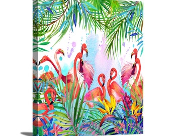 Könnte beinhalten: Ein Aquarellbild von rosafarbenen Flamingos, die in einem üppigen tropischen Dschungel mit grünen Blättern und bunten Blumen stehen. Der Hintergrund ist eine weiße Leinwand mit Aquarellspritzer in Blautönen, Rosa und Lila.