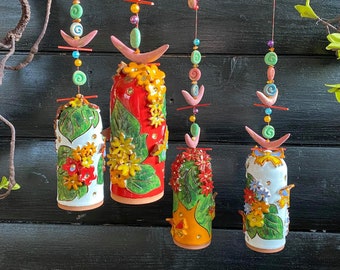 Cloches suspendues en céramique faites main en forme de cylindre avec des fleurs 3D. Décoration d'intérieur. Cloches uniques pour carillons éoliens | cadeau original fait main, idées de maison, cloches