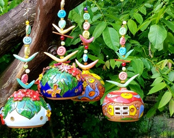 Campane sospese in ceramica fatte a mano con fiori. Decorazioni per la stanza e il giardino.