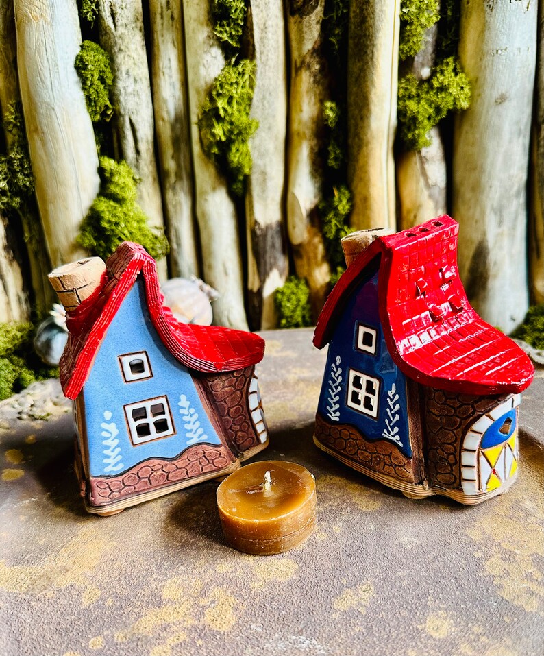 Miniatuur keramisch huisje. Theelichtjes Kandelaars . Woondecoratie. Origineel cadeau. Handgemaakt keramiek. Tafeldecor, interieur, huisontwerp afbeelding 1