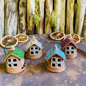 Casa in ceramica fatta a mano. Campane di fari in miniatura in ceramica. Decorazioni per la casa, ceramica appesa. Regalo originale. Campane di casa in ceramica