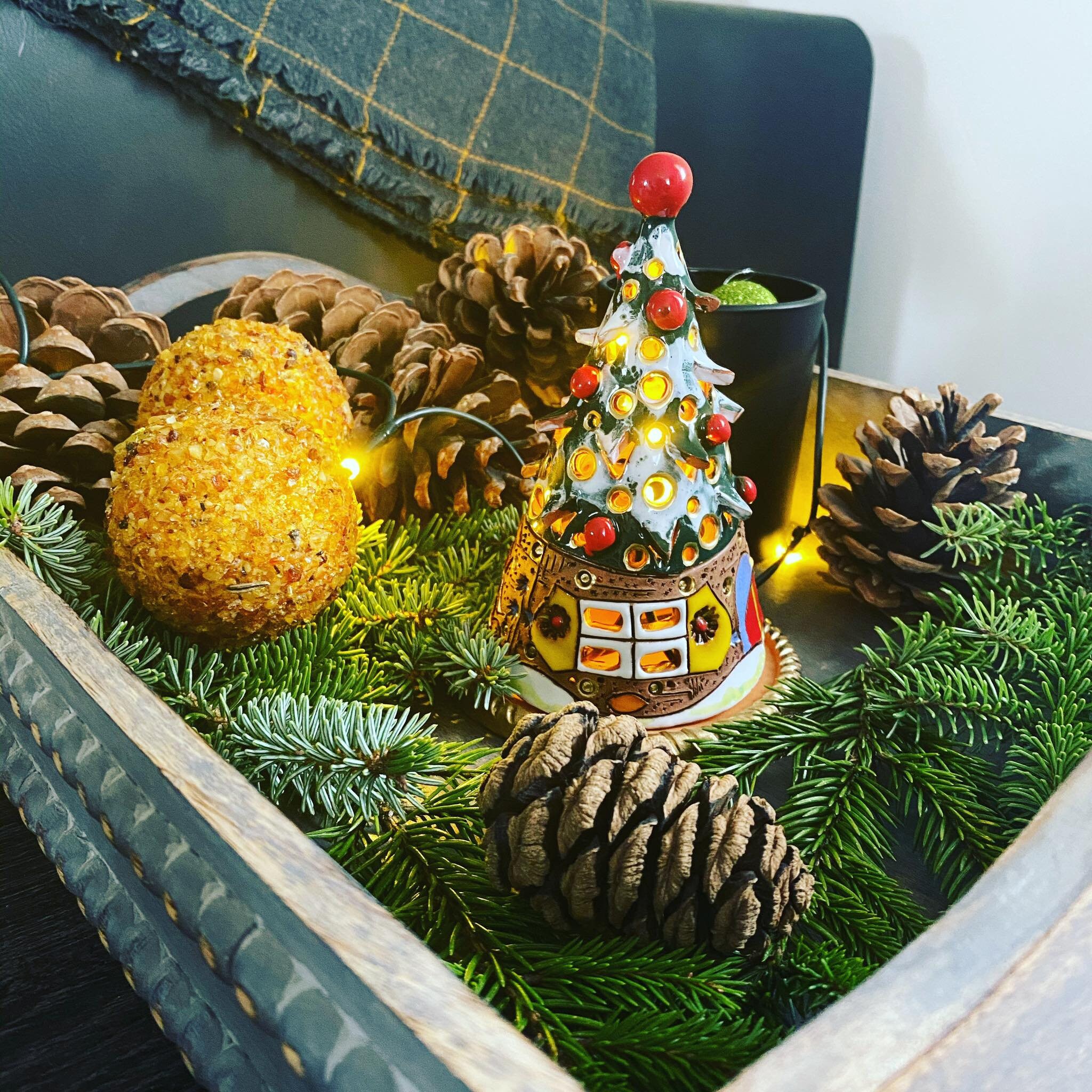 【SINGLE TREE 】クリスマスツリー 装飾 置物 ローソクホルダー 陶器 手作りのセラミック製クリスマスツリー型キャンドルホルダー、ユニーク
