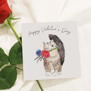 Carte imprimable Saint Valentin, un chat gris tenant des fleurs, carte de Saint Valentin Animal mignon, carte de voeux bouquet de fleurs, téléchargement immédiat