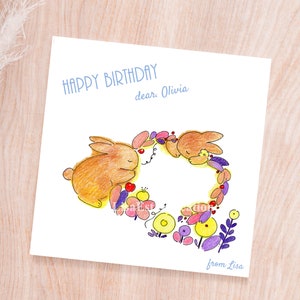 Cartão editável para impressão, coelhos bebês marrons dormindo no campo de flores, cartão de felicitações, cartão de animais, design CORJL, download instantâneo