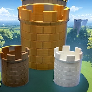 Może przedstawiać: Trzy dekoracyjne modele wież zamkowych w różnych rozmiarach i kolorach. Największy jest złoty, średni brązowy, a najmniejszy biały. Każda wieża ma krenelaż na szczycie i fakturę przypominającą cegłę, na tle malowniczego krajobrazu.