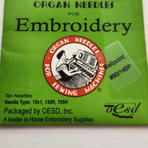 Op de afbeelding: Een groen pakje met tien Organ borduurmachinenaalden. Op het etiket staat For Most Home Embroidery Machines, Organ Needles For Embroidery, Ballpoint #90/14BP, Needle Type: 15x1, 130R, 705H, Packaged by OESD, Inc. A leader in Home Embroidery Supplies.