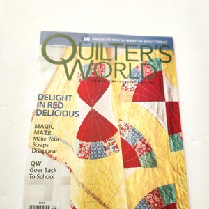 Könnte beinhalten: Die Ausgabe des Magazins Quilter's World zeigt auf dem Cover einen gelben Quilt mit roten und gemusterten fächerförmigen Blöcken. Der Text umfasst 16 Projects You'll Want To Quilt Today, Delight In Red Delicious, Magic Maze und QW Goes Back To School.