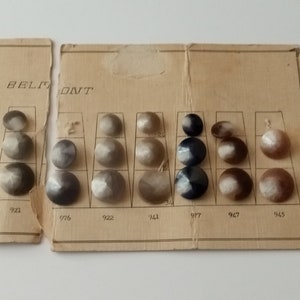 Carte de boutons avec une variété de boutons ronds couture projet vintage chemise de ville poignets chemisier artisanat antique matelassage fixation clou