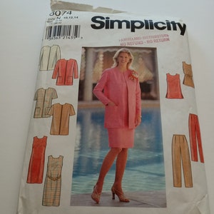 Puede incluir: Patrón de costura Simplicity número 8074 para las tallas 10, 12 y 14. El patrón incluye instrucciones para una chaqueta, una falda, un vestido y unos pantalones. La modelo lleva una chaqueta y una falda rosas.