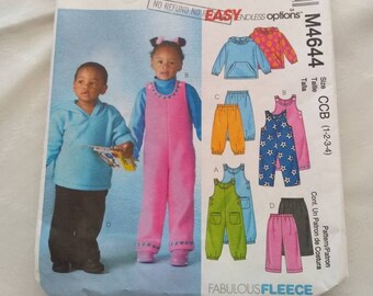 McCall's M4644 Größe CCB (1, 2, 3, 4) Muster ungeschnitten Vintage 2004 Kleinkind Mädchen Junge Overall Overall Overall Pullover Top Hose Hoodie