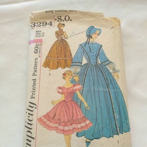 Könnte beinhalten: Vintage Simplicity Schnittmuster Nummer 3294-S.O. für ein Kleid. Das Schnittmuster umfasst drei verschiedene Stile: ein langärmeliges Kleid mit einem gerafften Rock, ein kurzärmeliges Kleid mit einem gerafften Rock und ein kurzärmeliges Kleid mit einem karierten Rock. Das Schnittmuster ist für eine Größe 14 mit einem Brustumfang von 86 cm.