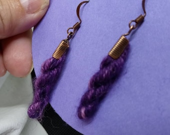 Boucles d'oreilles récupérées en fil de laine violet argenté, couleur bronze, matériel recyclé, cachette reconstituée, cadeau de Noël recyclé, bas de Noël