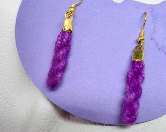 Boucles d'oreilles récupérées en fil de laine violet argenté pendantes couleur or matériel upcycle cachette reste recyclé cadeau de Noël bas de Noël