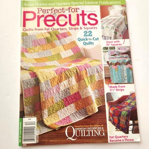 Op de afbeelding: Een tijdschrift getiteld Perfect for Precuts Volume One met 22 quiltpatronen. De omslag toont een grote patchwork quilt gemaakt van gele, roze en grijze vierkanten, met kleinere inzetfoto's van quilts gemaakt van 25,4 cm vierkanten en 6,35 cm stroken.